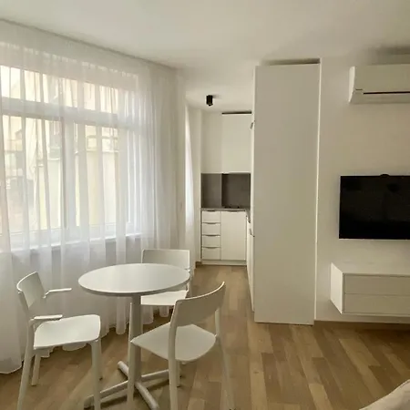 Lovely In The Centre Апартаменти Братислава